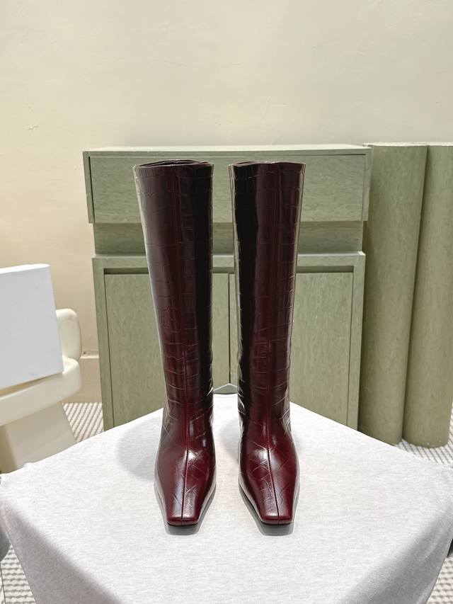 代购级 Khaite2025秋冬新款方头猫跟靴时尚高筒靴 小方头加小猫跟，很有腔调的 靴口有点斜切设计，新颖不单调！ 好看好看，也很好穿搭，爱了爱 鞋面：原版牛