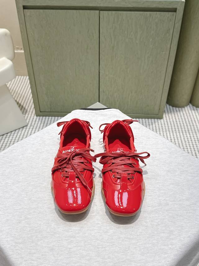 代购级 Acne Studios 25Ss 春夏季新款走秀款芭蕾鞋 可以说每一双都是可以珍藏的鞋子 今年这款芭蕾鞋真的是太美了 设计搭配芭蕾舞鞋瞬间仙儿到爆！