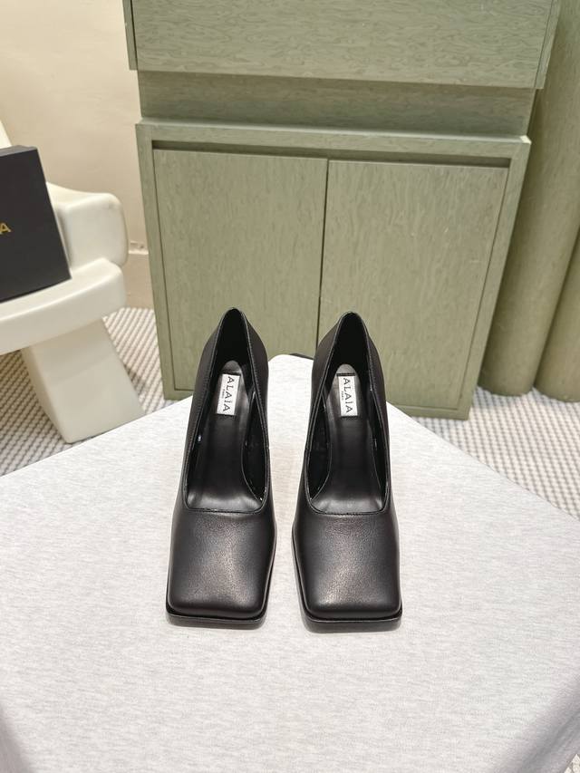 代购级 Alaia 阿莱亚25Ss 秋冬简易时髦精粗跟方头凉鞋 时尚达人都在寻觅一双能兼顾舒适与风格的单鞋 而这双无疑是这个季节的最佳答案！ 搭配简约的直筒牛仔