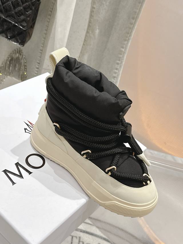 秋冬羽绒滑雪靴 采用抽绳系带设计与保暖内衬，舒适温暖。 搭载强劲抓地的 Vibram 防滑大底， 步履之间，见证 Moncler 鞋履系列 高山基因的现代风范.