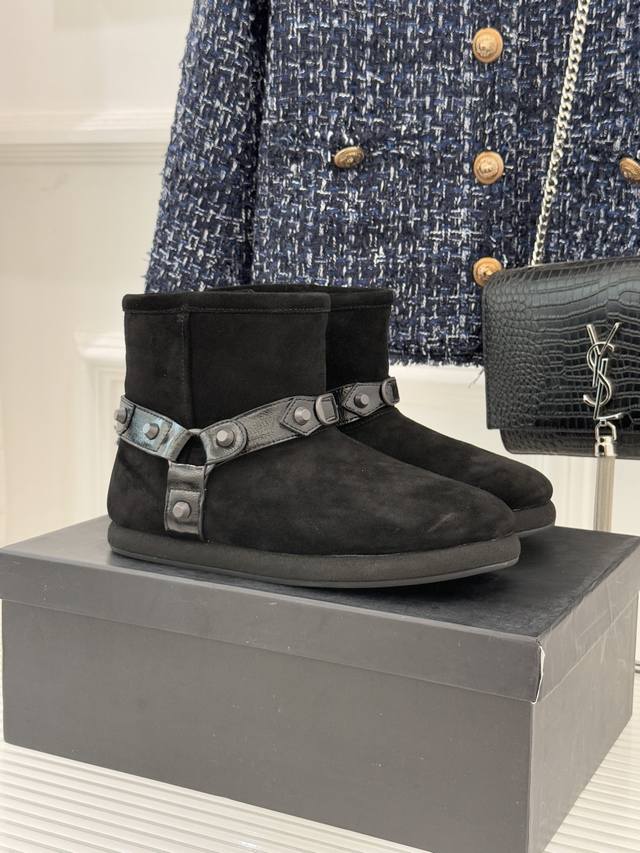 巴黎世家 新款铆钉皮带厚底雪地靴 羊羔毛滑雪靴 原版购入 Zp解剖开发 鞋面选用意大利进口材料结合澳洲羊毛，内里和垫脚均是采用整张澳洲羊毛，毛质特别厚实保暖性极