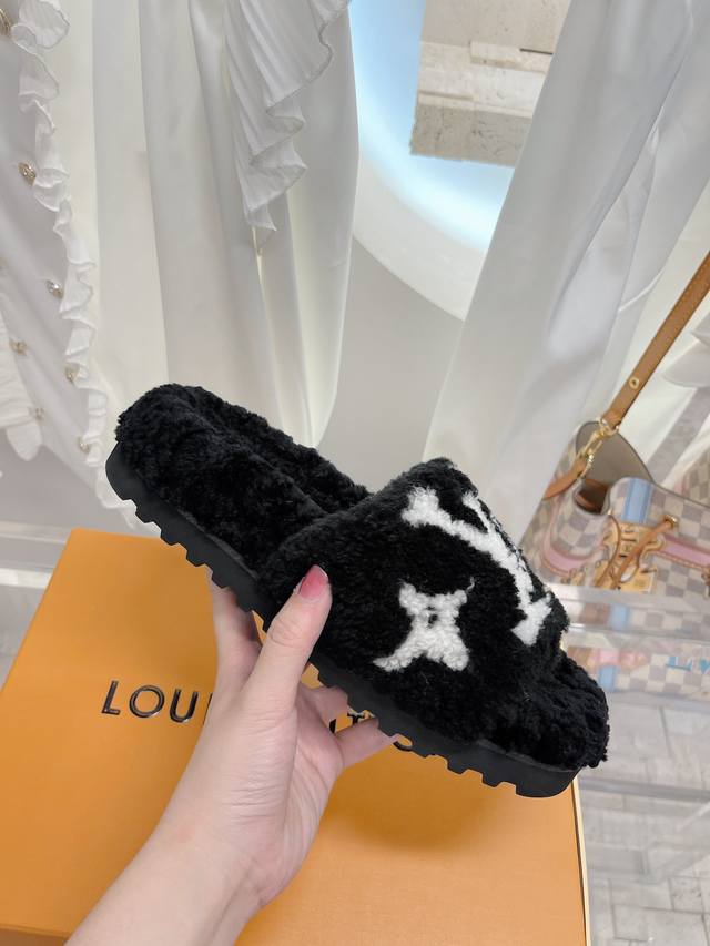 顶级版 [全新二代] 经典厚底跑量款系列刷爆小红书 Ins 各种社交平台，疯狂爆发魅力 原版皮毛一体羊羔毛材质 不易掉毛、网红超挚爱专柜无敌火爆毛拖代购级别！