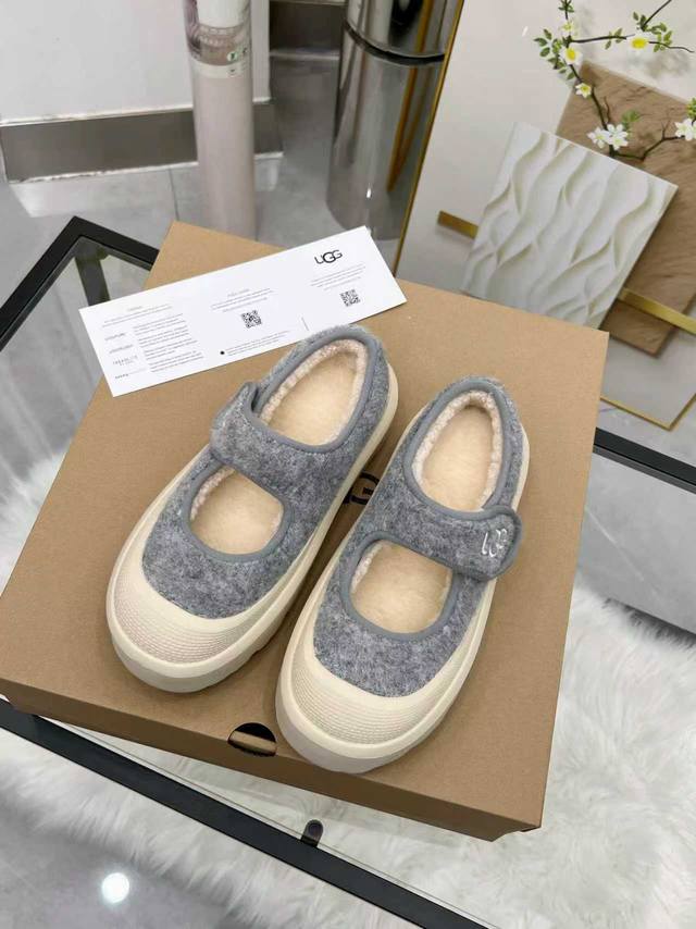 麂皮毛里 玛丽珍 质感高级，毛绒边软乎乎超治愈，厚底还能悄悄增高。搭配大衣、毛衣都很绝，踩上去像踩在云朵上，温暖又显腿细，是能从深秋穿到寒冬的宝藏单品～ :-