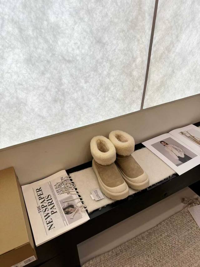 小毛领雪地靴低 中 高 太可爱啦！ 冬天的安全感是这双雪地靴给的！暖乎乎 行走的羊咩咩实在是太可爱啦超美腻 简洁、精美风格是很多女孩的心头好！上脚美炸了！防水