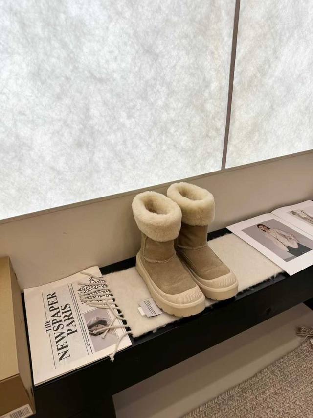 小毛领雪地靴低 中 高 太可爱啦！ 冬天的安全感是这双雪地靴给的！暖乎乎 行走的羊咩咩实在是太可爱啦超美腻 简洁、精美风格是很多女孩的心头好！上脚美炸了！防水