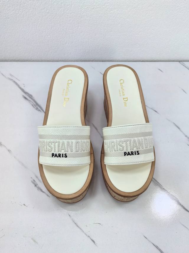 迪奥 Dior 2025 春夏新款 Dway 果冻色坡跟女鞋 Cd字母Logo立体刺绣厚底圆头露趾拼色凉拖鞋 材质:鞋面进口小牛皮+水染羊皮垫脚内里+原版一致软