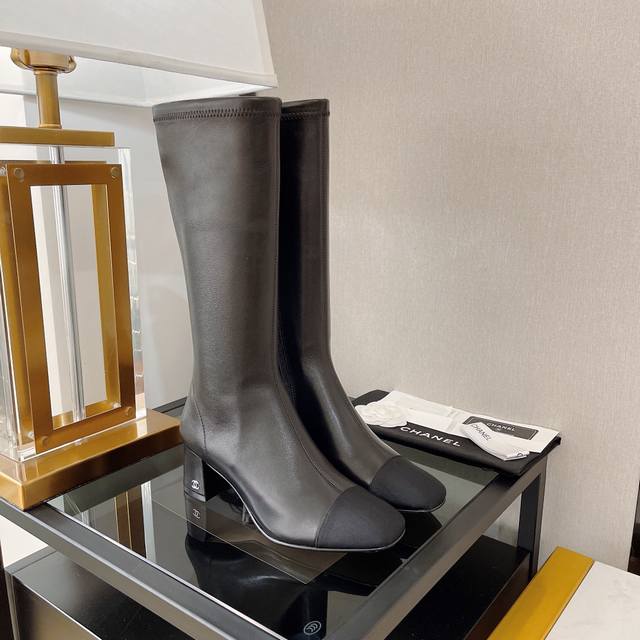 出厂价Pp绒面 -羊皮- Chane* 小香秋冬经典方头中筒靴 鞋面：定制弹力羊皮 弹力绒 上脚超舒适 内里：进口莱卡 垫脚：山羊皮 鞋底：意大利Ａ级真皮大底！