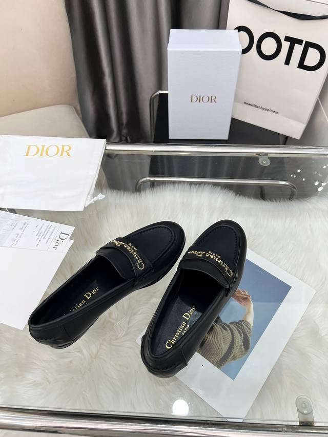 Dior 迪奥春夏新款超轻系列乐福鞋 全新 版面力求打造时尚经典单品 巴黎时装周第一场分量十足的大秀场打造的新品 灵感由D主设计师巧妙结合在完美鞋型上.搭配品牌