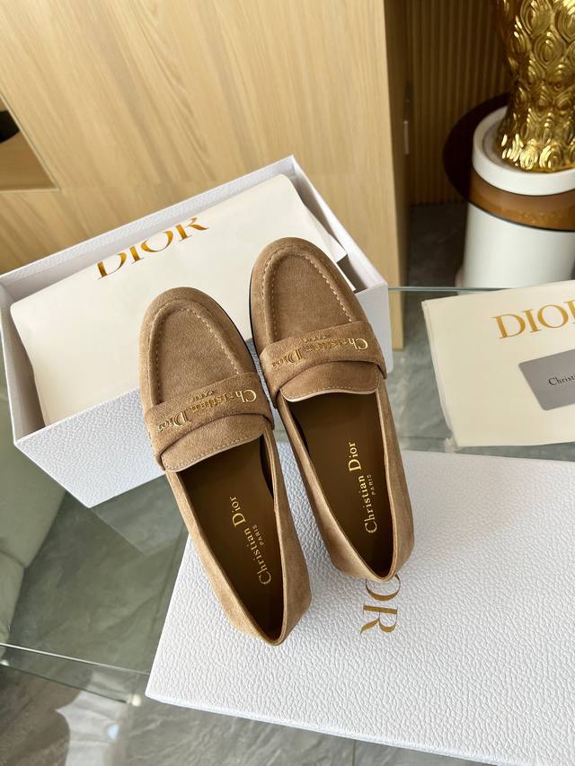 Dior 迪奥春夏新款超轻系列乐福鞋 全新 版面力求打造时尚经典单品 巴黎时装周第一场分量十足的大秀场打造的新品 灵感由D主设计师巧妙结合在完美鞋型上.搭配品牌