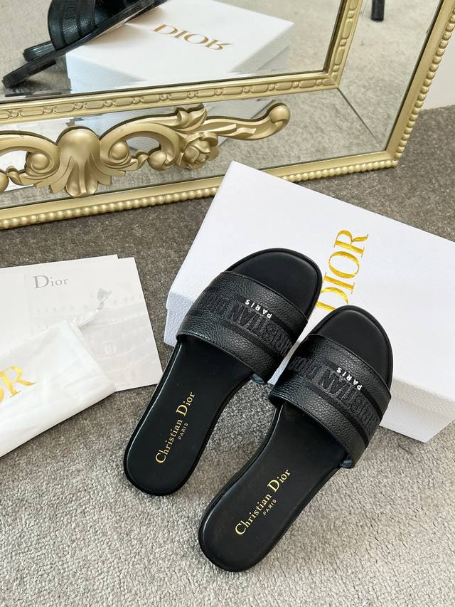 迪奥 字母Dway立体金属光泽線刺绣半拖！2025全新升级 对版专柜新色新楦型 .色彩斑澜漂亮一夏天 最新搭配方形鞋头彰显时髦风范 3D立体金属高密度刺绣,精致