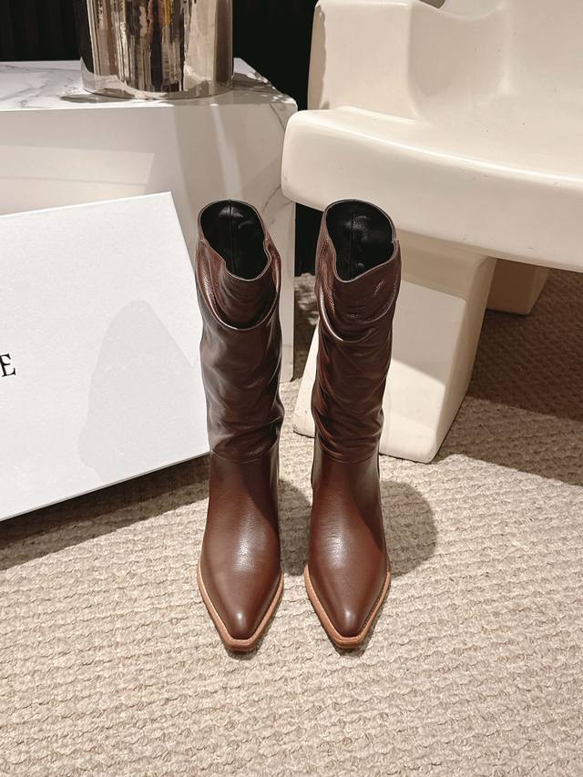 小众潮牌Khaite秋冬最新款复古尖头时装长靴 超多明星时尚博主种草 把“酷飒”焊在腿上 利落方跟+尖头 拿捏利落气场 都市职场女性风格自带松弛感 穿上直接解锁