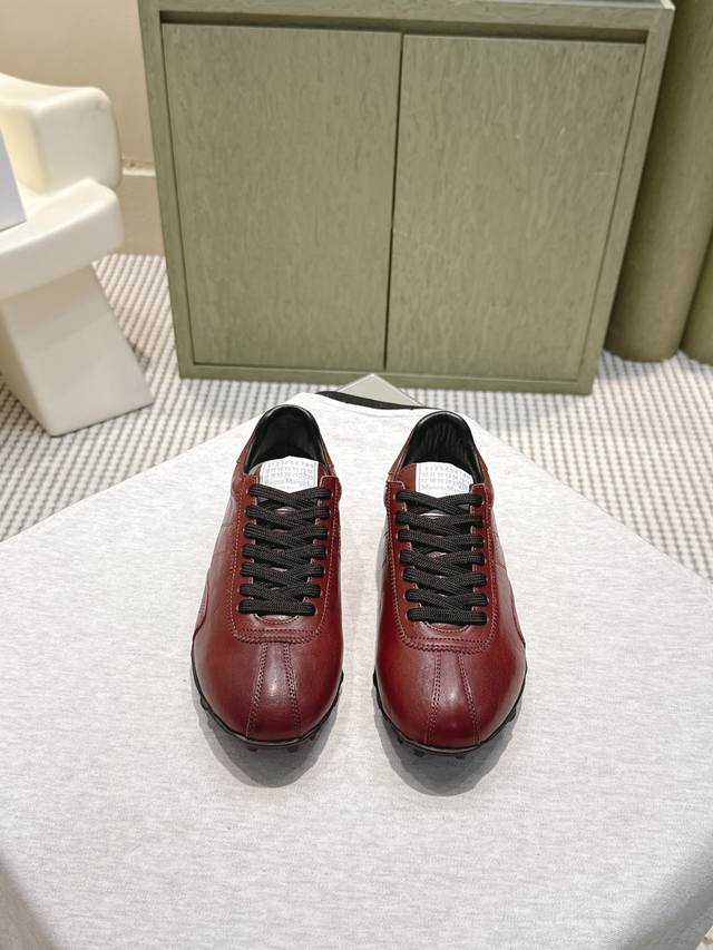代购级 Maison Margiela 马吉拉2025秋冬系列情侣款阿甘鞋德训鞋 新款Sprinters运动鞋轮廓采用做旧植柔牛皮制成，灵感来源于复古跑鞋。通过