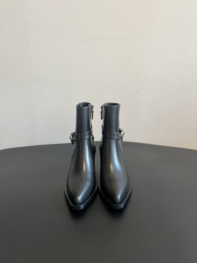 批牛京 牛皮 代购级 Sw 25复古摩登尖头短靴 采用质感细腻的驼色麂皮打造，触感柔软且富有复古韵味。金属扣带设计为点睛之笔，既具装饰性又能提升靴款的立体感，侧