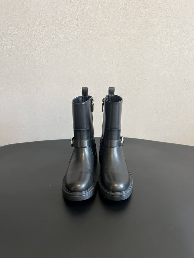 批牛京 牛皮 代购级 Sw25 复古摩登尖头短靴 鞋身带有金属扣饰的皮带设计，增添了朋克与复古的风格元素；配备侧边拉链，穿脱方便；采用厚底粗跟，在提升身高的同时