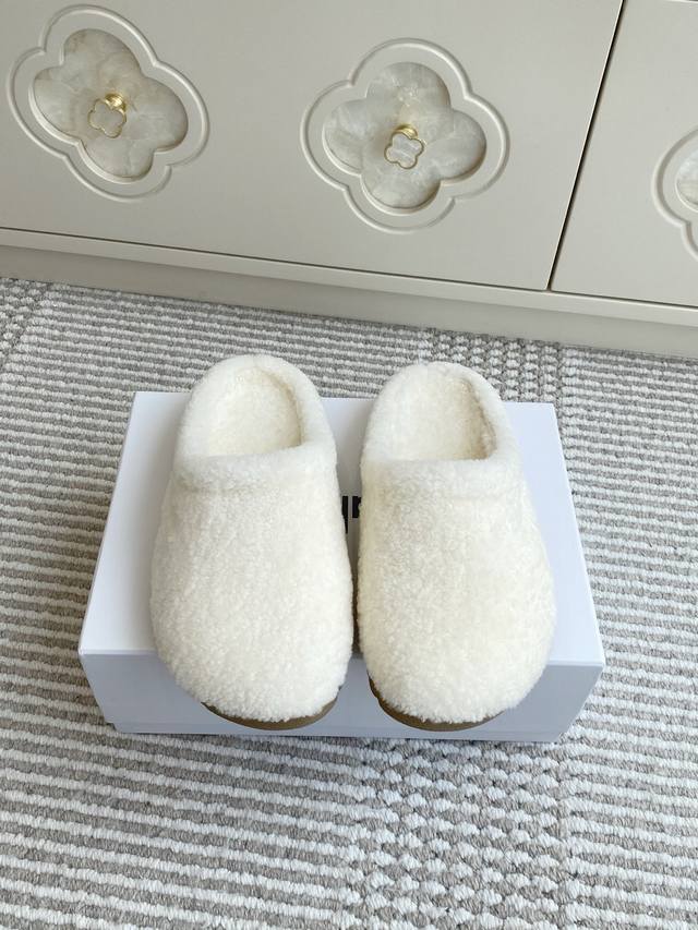 Alo 新款 厚底羊羔毛博肯穆勒毛毛拖鞋 超级厚实温暖的羊毛拖，就问谁能抵抗毛茸茸呢～全面采用羊毛制作，柔软细腻的毛毛在寒冷的秋冬贴合着脚部，别提有多温暖舒适了