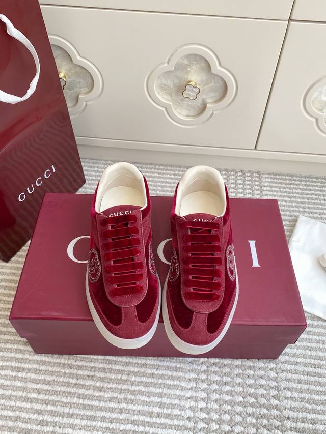 Gucci古驰 Gg 情侣款休闲运动鞋 德训鞋 阿甘鞋 鞋面采用创新缝线工艺制作 打造如水般的流动质感 皮革设计搭配三维立体互扣式双G皮革贴饰和Gucci字母配
