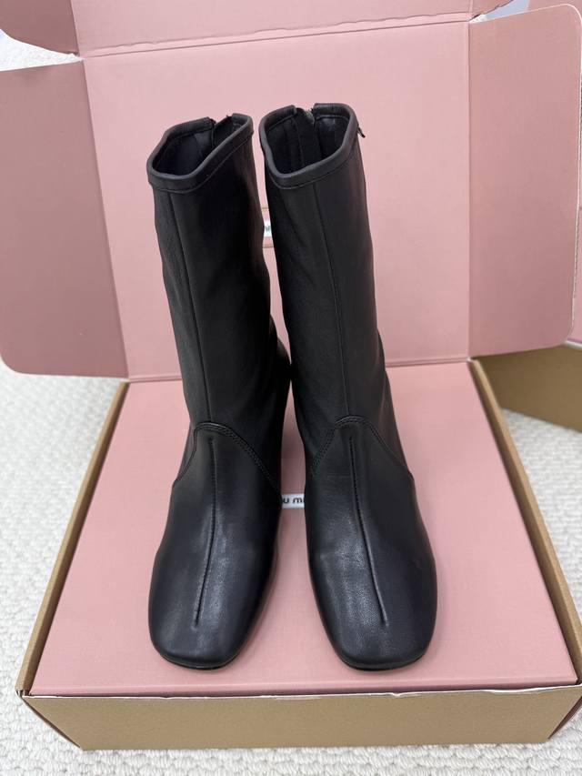 顶级精品 Miu家每个季节这款靴子都有新的演变。在本季，对其功能性有了更具女性气质的诠释，线条流畅，轻柔地包裹在膝盖下方。靴子轻盈如长筒袜，像无衬里的皮革手套，