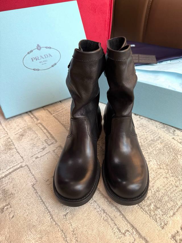莞产 Prada复古摩登普拉达短靴堆堆靴 真的是这个冬天必入的一款短靴，满满的松弛感，超级好看～看上去以为很重 意外的轻便～还蛮舒服、靴子的部分是软的不会磨 超
