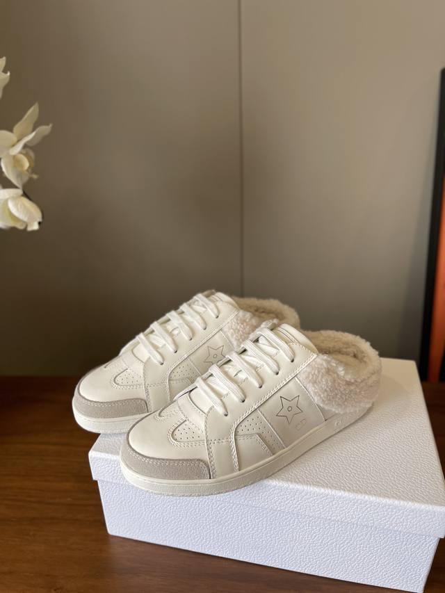 顶级品质 Dior Fw25 New Arrival～ D家2025秋冬新款穆勒毛半拖 奶里奶气的简直是遛弯神器，软糯糯的好方便， 下楼踩着就出门了，非常适合冬