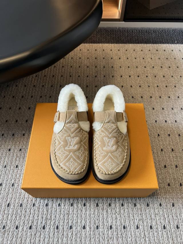 顶级品质 Louis Vuitto* 老花刺绣毛绒穆勒鞋 融合了复古穆勒鞋型与品牌经典元素，鞋面上有标志性的Lv老花图案刺绣，搭配金属扣带设计，复古中透着奢华感