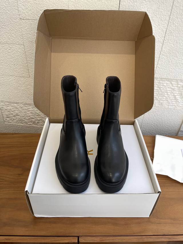 顶级版本: 莞货 The Row 25Ss 秋冬新款 圆头 厚底 侧拉链 切尔西 短靴 The Row这款时尚厚底短靴，简约大气，圆厚的鞋头设计，有着时髦的利落