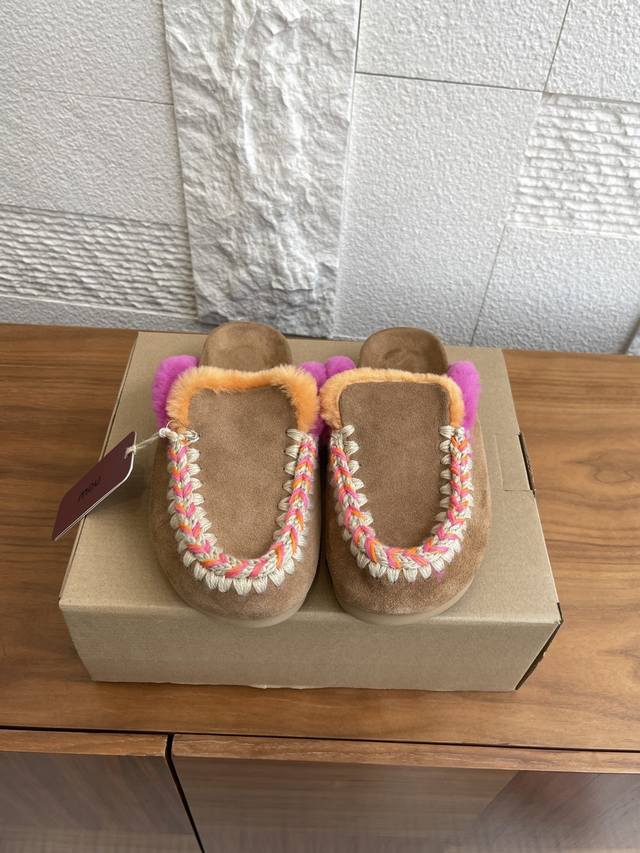 顶级版本: Mou 小众潮牌 2025 秋冬新款 撞色暖感后空 毛毛拖鞋 Mou暖感后空 鞋系列Winter Bio潮流手工缝线便鞋，鞋面采用奢华绒面和柔软浓密
