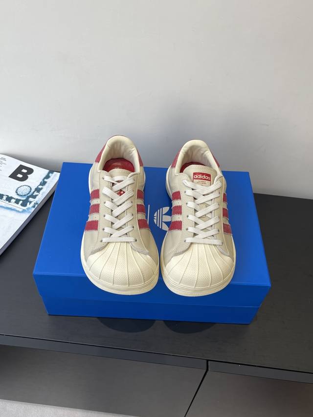 Adidas 联名 Avavav 25Ss 贝壳头 滑板鞋 运动鞋 不同于上次联名 这次直接在贝壳头本体上加大加宽 成为了时尚完全体“方头贝壳头” 把时装属性和