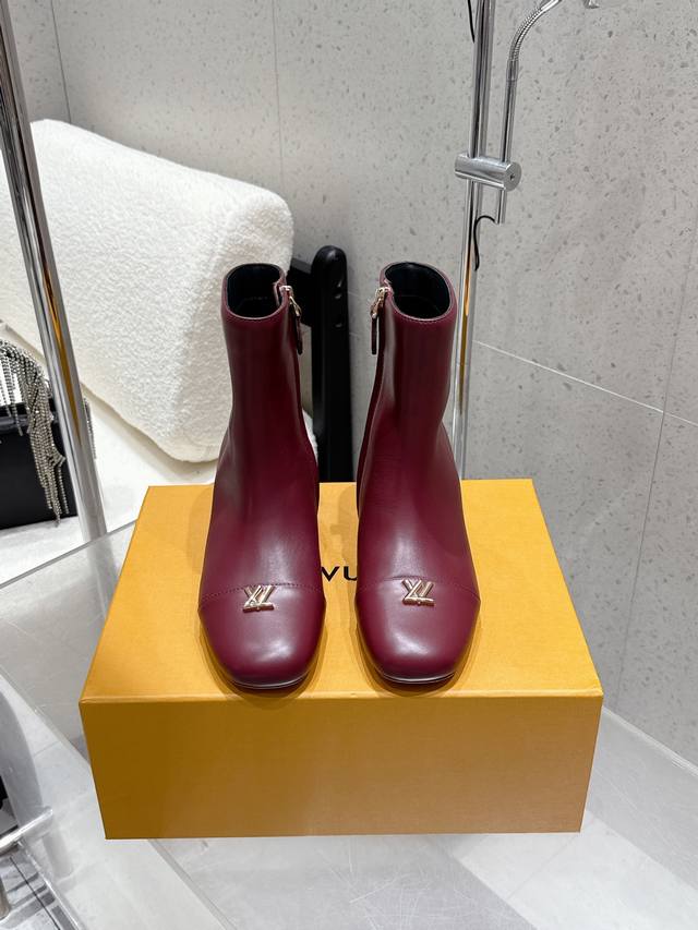 Louis Vuitton 25Ss秋冬新款 Lv圆头高跟侧拉链短靴 裸靴 鞋面：小牛皮 内里垫脚：羊皮 鞋底：意大利真皮大底 跟高：5.5Cm 码数：35-3
