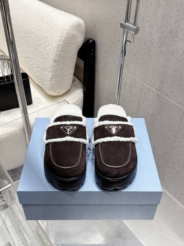 Prada 普拉达 秋冬新款厚底包头毛毛拖鞋 半拖 最新走秀系列 经典升级 舒适度与时髦度并存 每个颜色搭配都好看，设计搭配不同风格需求 鞋面：原版定制牛猄 内