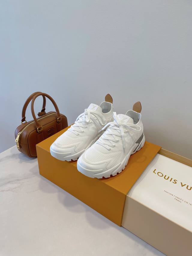 Lv Sneakerina Fw25Ss 火出圈了！日常出街、约会都很合适，舒适又时髦～ Lv出品即巅峰，不仅仅是外观一眼锁定，整体脚感一流，配色也是满足各种喜