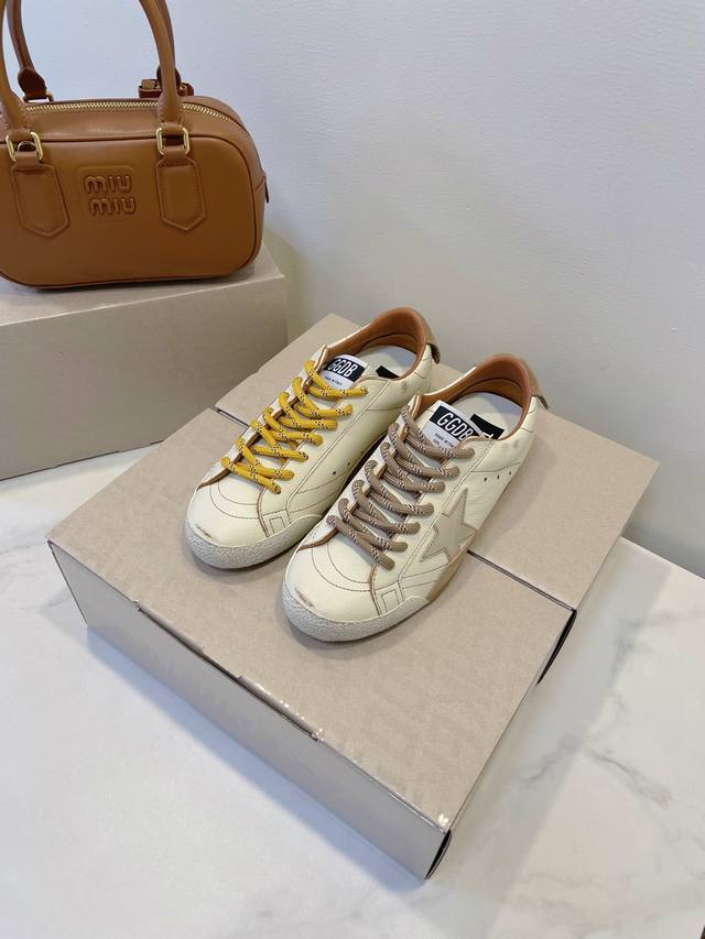 Ggdb 真的太戳我了！ 复古跑鞋的轮廓加上做旧细节 每一处痕迹都像在讲一段故事～ 平底增高3Cm，关键脚感舒适！ 主打一个长期实用主义 Size 35-40