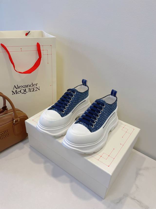 高端版本 Alexander Mcqueen 亚力山大麦昆 一如既往独家开模式材质，爱不释手，正确版型，上脚绝对精彩，舒适度超级赞 经典＆时尚＆百搭＆大气＆优雅