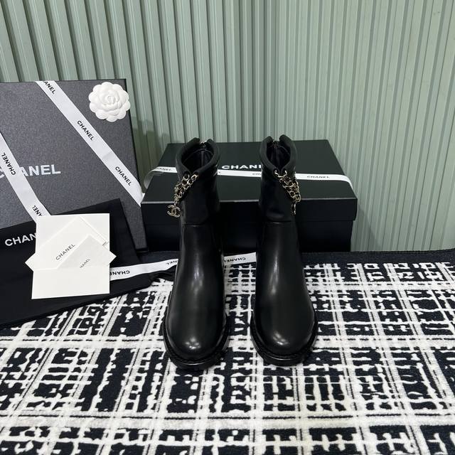 小牛皮 顶级版 Chanel 香奈儿新款四叶草双C扣链条靴子绒面短靴 标志性的双C元素与幸运的四叶草巧妙结合，链条的装饰为靴子增添了一份随性与不羁！ 在行走间