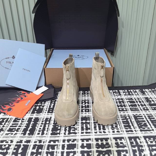 普拉达 大厂顶级品质 各各细节质感 做到极致* 25Ss新款三角标麂皮厚底短靴｜原版购入代购级别 材质与工艺： 原版麂皮革 皮革衬里 前拉链开合 涂珐琅金属三角