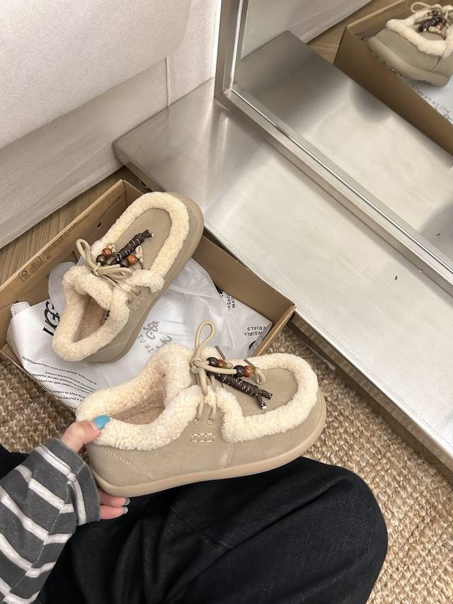 Ugg栗子酱豆豆鞋，秋冬必备保暖鞋款！牛绒鞋面+澳洲羊毛内里，防风锁温，零下天气也能温暖包裹双脚。鞋口羊羔毛设计，柔软贴合脚踝，穿着超舒适。一脚蹬设计，出门秒穿