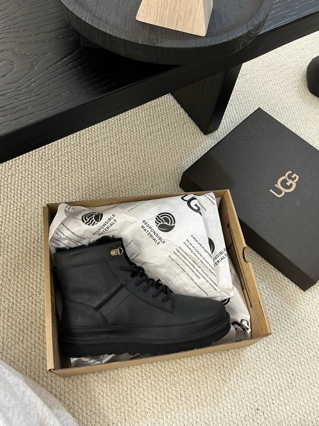 Ugg男款拉链海蓝德系列，疯马皮材质，是那种有着磨砂感且有油蜡双变色效果的皮革风格 疯马皮的皮具有特殊划痕，时间越久它会越光亮哦，真的超赞！设计独特内里羊毛 男