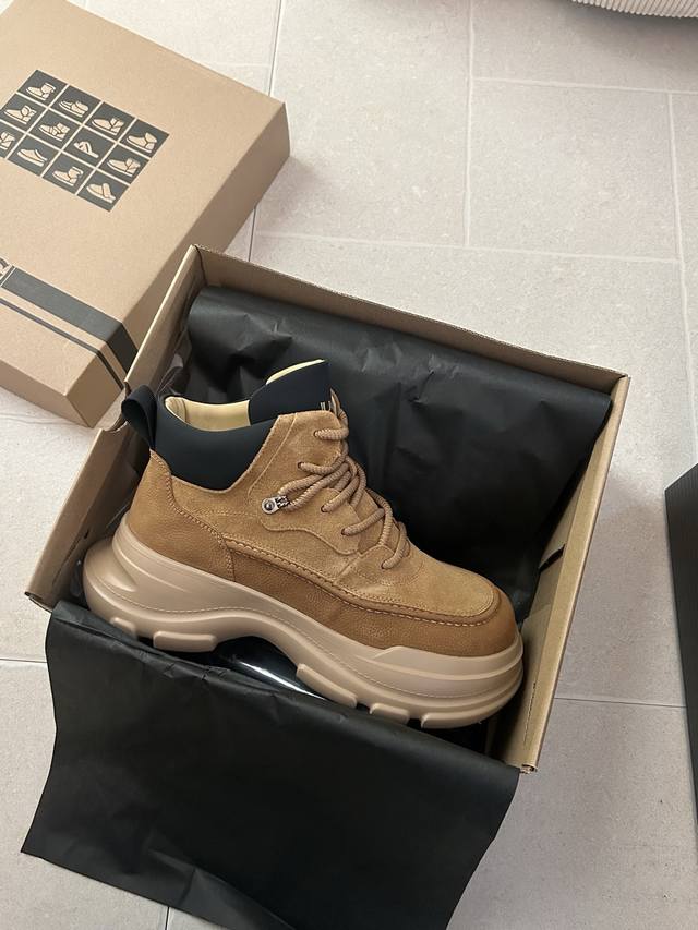 Ym-525 工装马丁男鞋 时尚感十足 休闲百搭 很年轻系列 牛皮鞋面高级又不显老气 内里羊皮毛一体 舒适保暖 上脚一点不臃肿 肥脚也能搞. Size：39 4