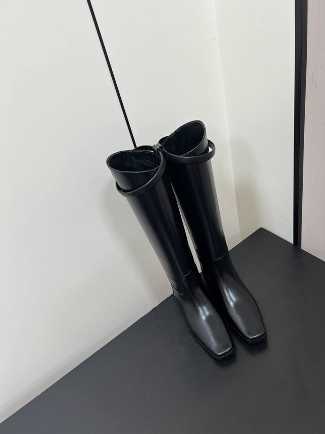 Toteme｜小众潮牌爆款机车靴 超好看的潮牌机车靴 超推荐 靴筒宽松超好穿脱 鞋切靴口显腿直 穿搭搭配巨帅气 Size：35-41 40.41定制不退换