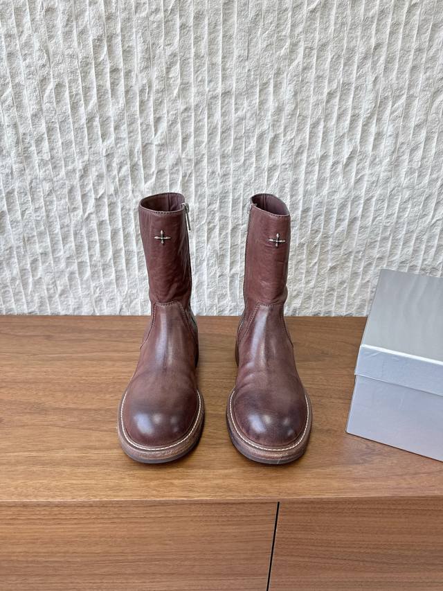 G266 Smfk 小众潮牌 25Ss秋冬新款 拉链 骑士靴 短靴 含金量谁懂 秋天里的一抹黄，其实它很帅升级版的 这双是很有质感的油蜡黄色 配合马皮面料制作而