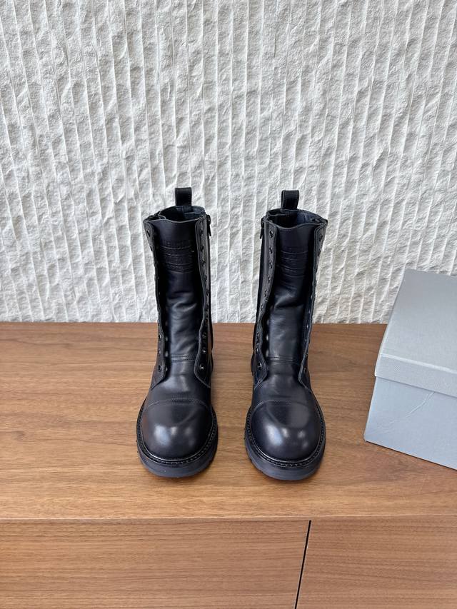 G259 男码+10 Balenciaga 巴黎世家 25Ss秋冬新款 假系带 情侣款 马丁靴 看着硬朗 但上脚舒适 个性帅气的的同时 不失舒适感 擦色做旧复古