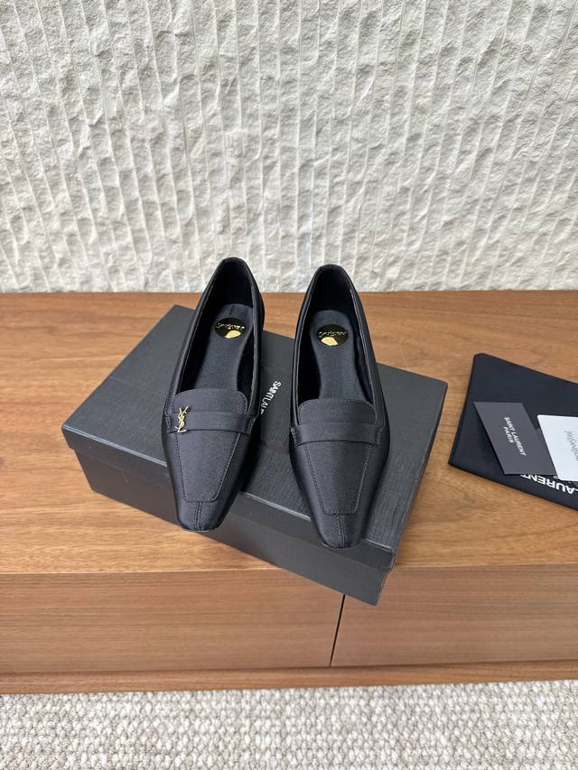 真丝 G731 Saint Laurent 圣罗兰 25Ss秋冬新款 方头 平底 单鞋 标志性的小Logo是这双鞋的灵魂所在 以低调而精致的姿态呈现于鞋身之上。