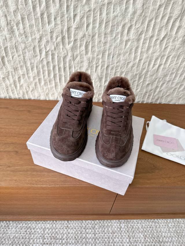 G739 Jimmy Choo 周仰杰 25Ss秋冬新款 休闲鞋 运动鞋 Diamond Maxi 系列运动鞋鞋底设计创新，精巧搭配纹理钻石切割形高尔夫鞋钉，以