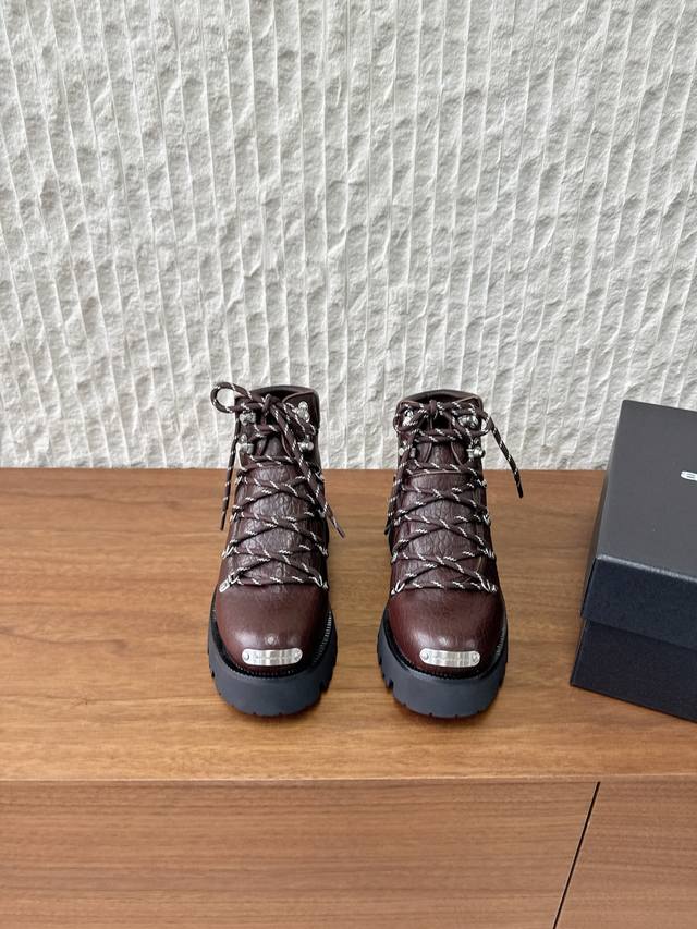 G172 Alexander Wang 大王 25Ss秋冬新款 系带 厚底 马丁靴 短靴 大王这双厚底 绝对是腿精必备神器 显高显瘦，黑色经典百搭王~~ 皮面搭
