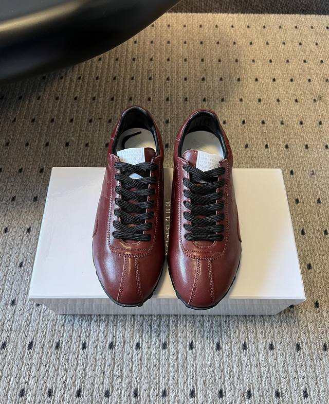 顶级版本 Maison Margiel* 25Aw复古皮革阿甘鞋 融合复古运动与先锋极简风，鞋型源自经典德训鞋轮廓，线条利落流畅，保留复古球鞋的简约结构，又通过