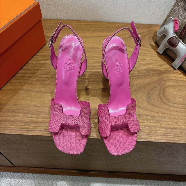 Hermes... A Eclair 2025新色+爆款系列 版型超正，有一定厚度增高显腿长！透体透气 舒适的鸵鸟纹材料，粗跟8.5 春夏拼色兼具颜值舒适度的单