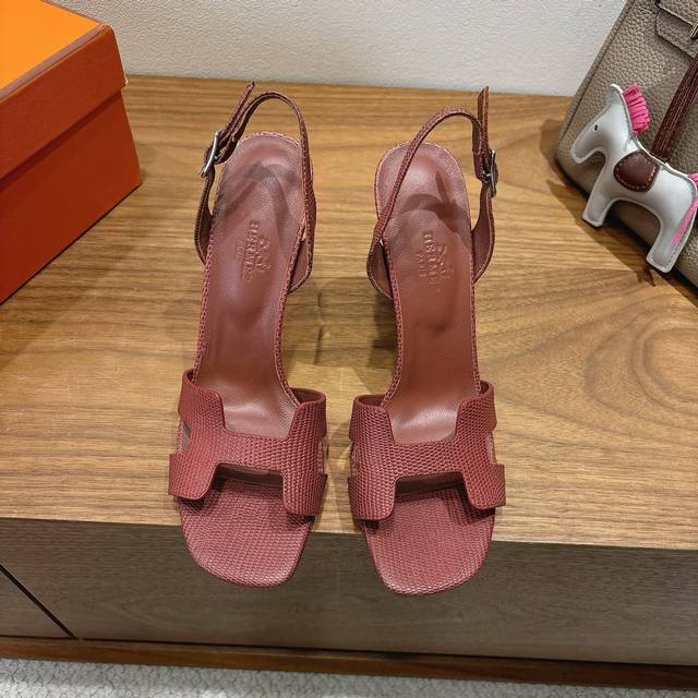 Hermes... A Eclair 2025新色+爆款系列 版型超正，有一定厚度增高显腿长！透体透气 舒适的鸵鸟纹材料，细跟10M 春夏拼色兼具颜值舒适度的单