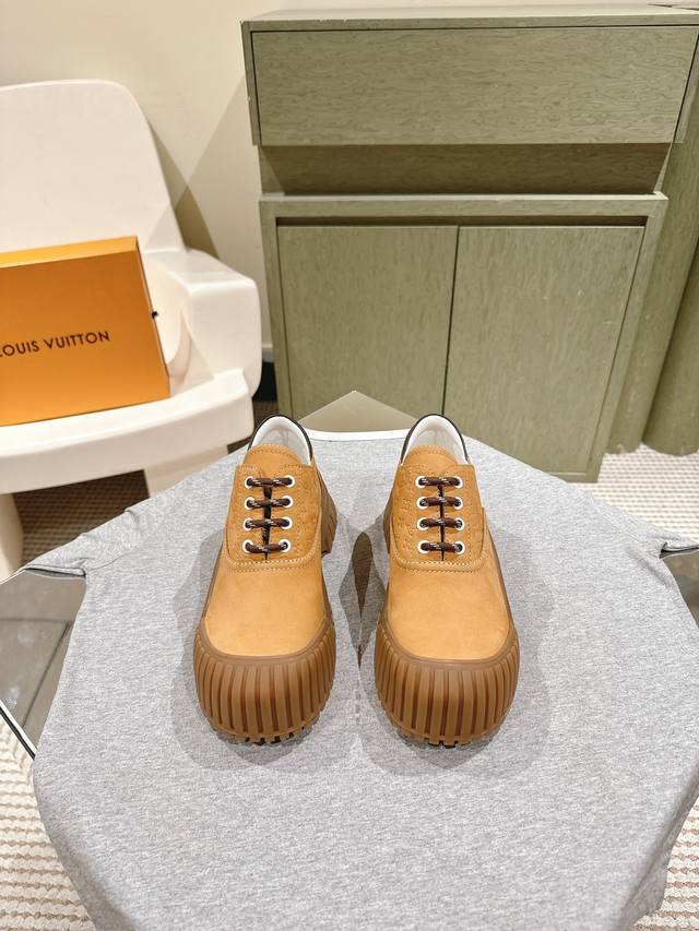 224 经典升级版本Lv 路易威登短靴！ 这款松糕厚底系列每年都是非常爆，穿上增高效果，和时尚的引领绝对的Yyds！光面和绑带可选！ 面料：进口牛皮！羊皮内里。