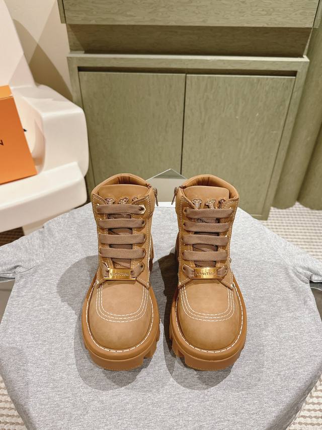 情侣款 224 顶级厚底马丁靴短款！ 路易威登 Lv 专柜同步系列新款老爹鞋皮靴 潮气逼人 尽显青春活力，日常穿搭超级抢眼，经典的拱形设计，一向被称之为美腿神器