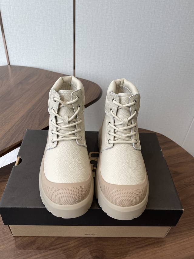 Ugg Tasman Weather Hybrid一秒蹬 男女同款经典Tasman鞋型之上加入大橘底机能撞色设计，环保防水防雪材质兼具时髦与功能属性 同时搭配全