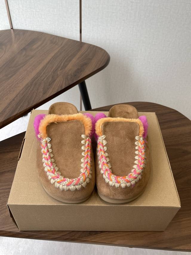 Mou 小众潮牌 25Ss秋冬新品 博肯 毛拖 居家不失舒适与精致一双弹力厚底羊毛拖鞋慵懒而温暖 脚掌如同陷入了轻柔的拥抱中柔软的羊皮毛一体皮料结合无论外出还是